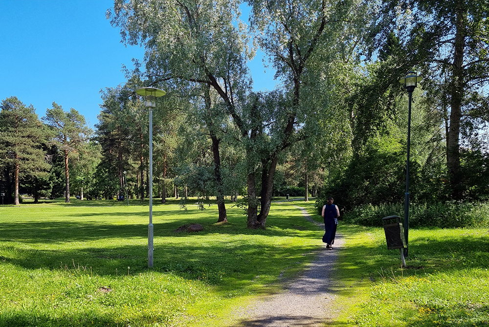 Gångvägar mellan klippta gräsytor och öppen skog.