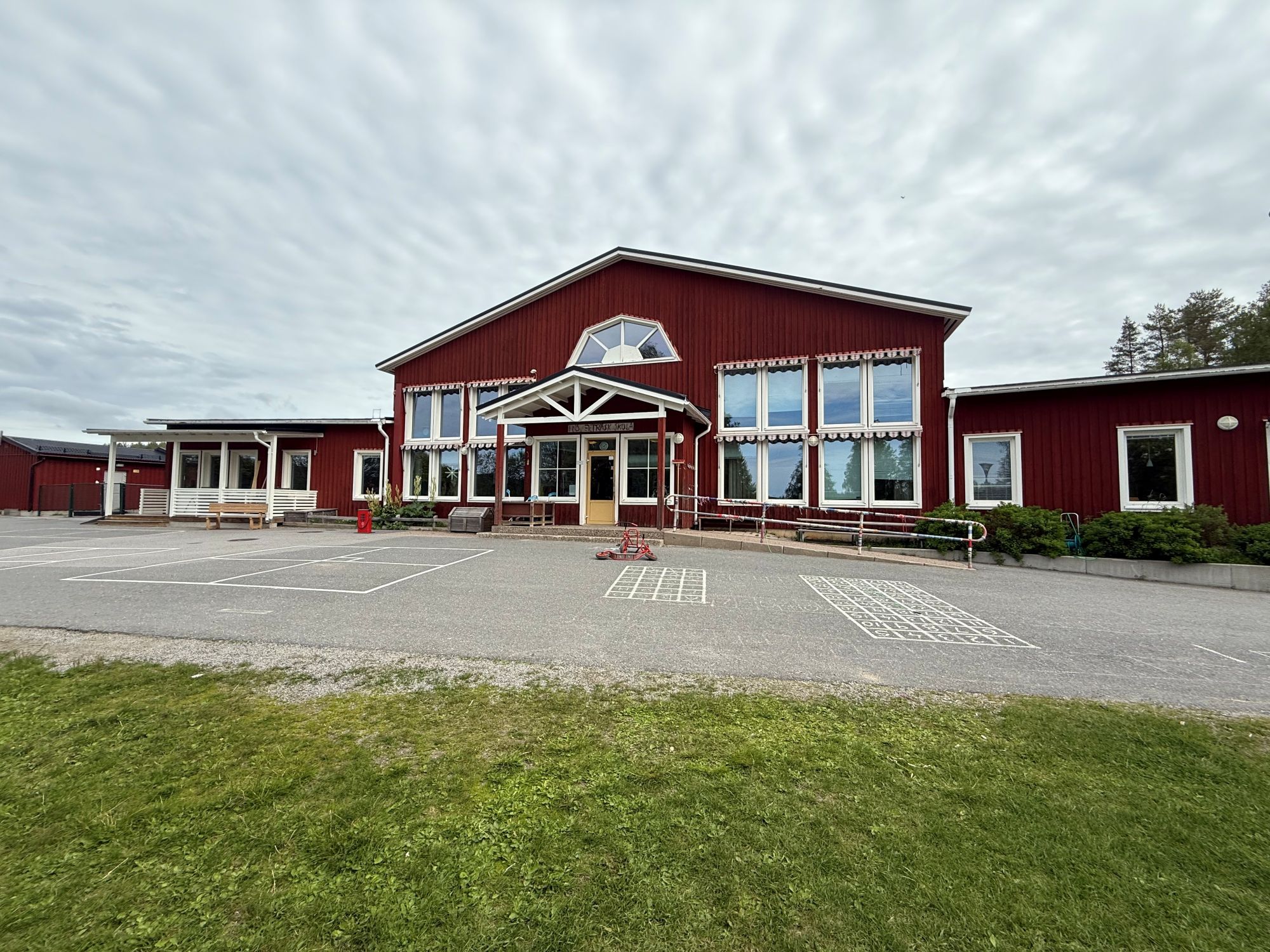 Utomhusbild Klöverträskskolan sommartid. 