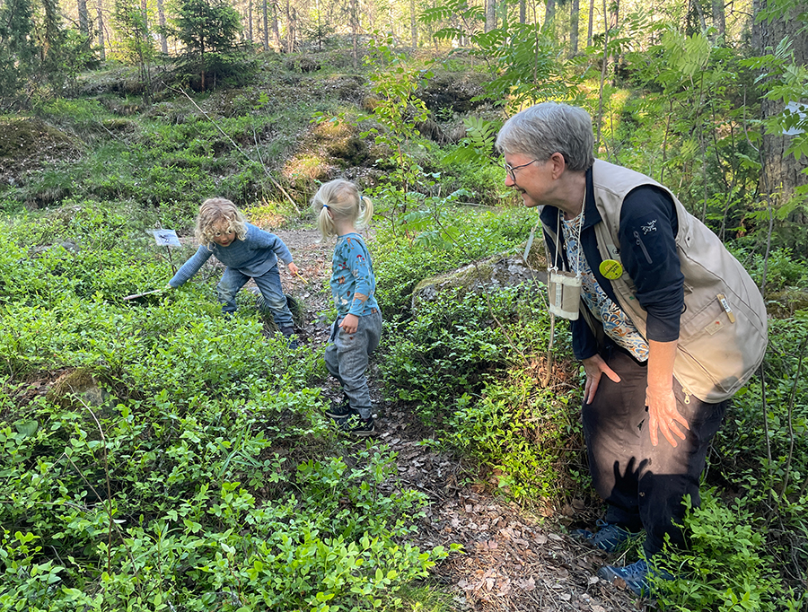 Dieke Sörlin från Friluftsfrämjandets barnavdelning tillsammans med vetgiriga unga.