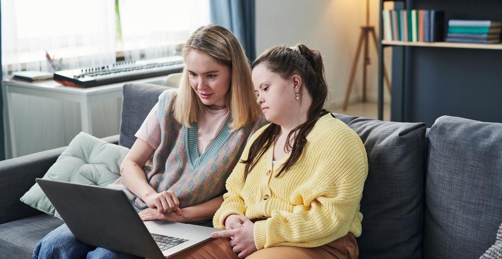 Två personer sitter vid en dator.