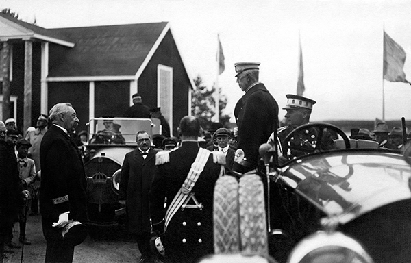 Kung Gustav V står i en bil.