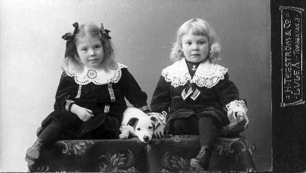 Två barn med hund