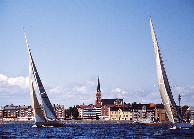 Segelbåtar med Luleå i bakgrunden.