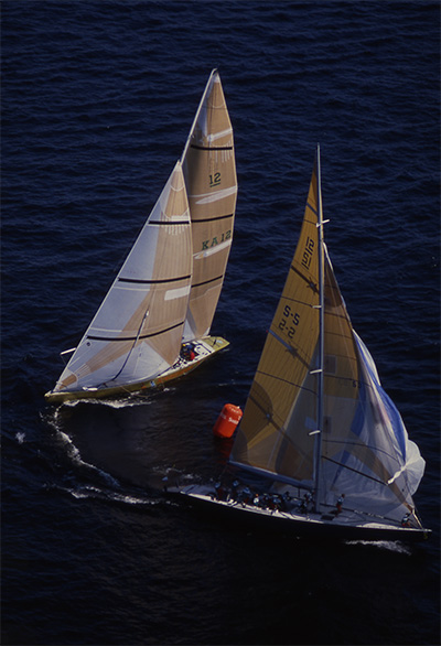 Flygbild av segelbåtar som rundar boj.