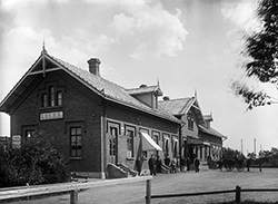 Järnvägsstation med tegelfasad.