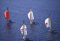 Flygbild av fyra segelbåtar.