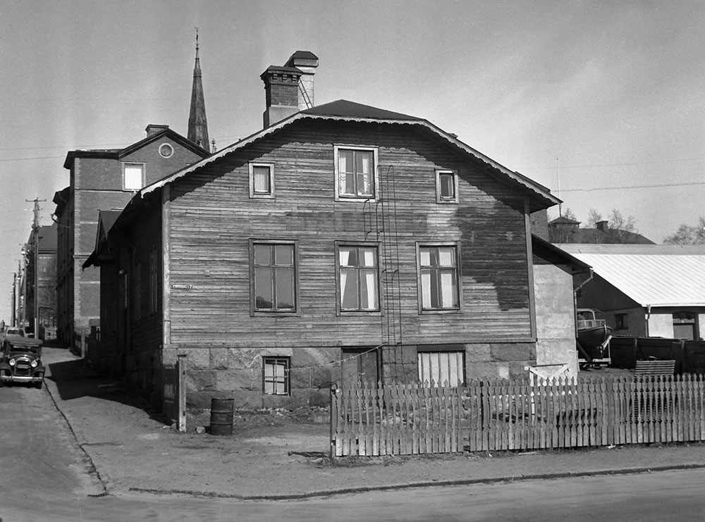 Gaveln av stort trähus i stad.