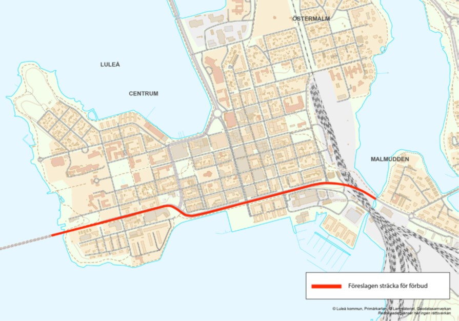 Fordon med last som omfattas av krav på märkning med orangefärgad skylt, det vill säga transport med farligt gods, får inte framföras på den rödmarkerade vägsträckan