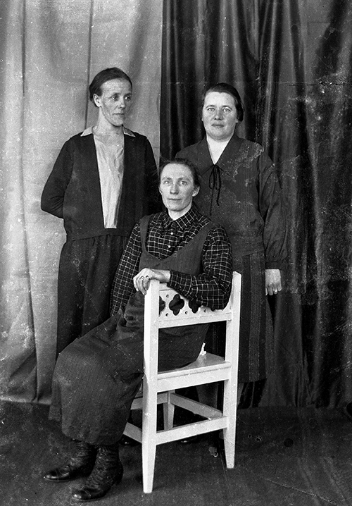 Porträtt av tre kvinnor.