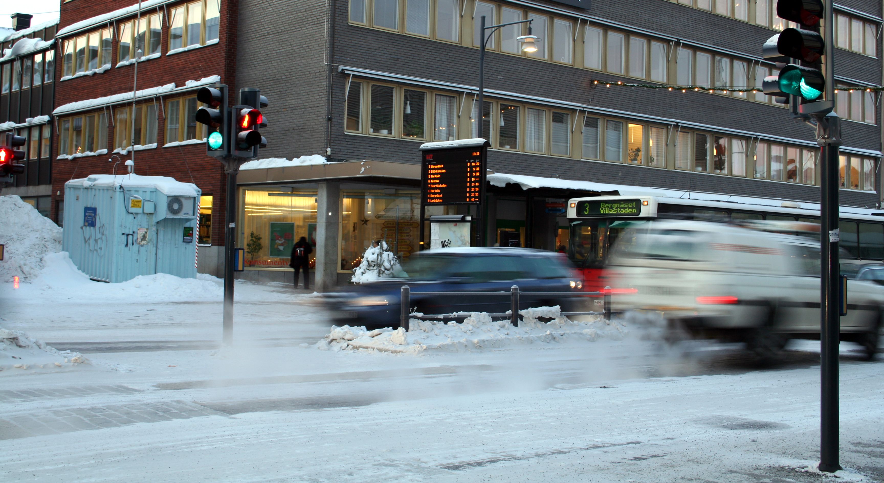 Busshållplatsen på Smedjegatan vintertid