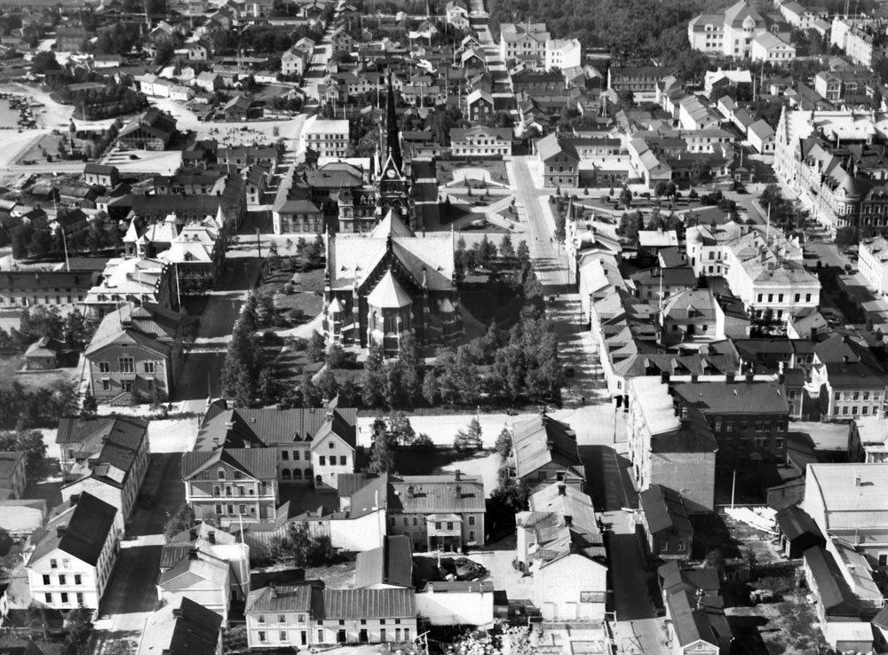 Flygfoto över centrala staden med kyrkan i centrum.