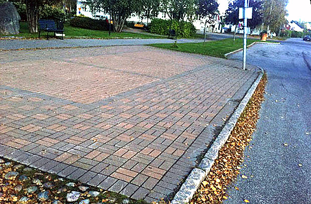 Torgplatser vid busstationen i Råneå markerade med gatsten.
