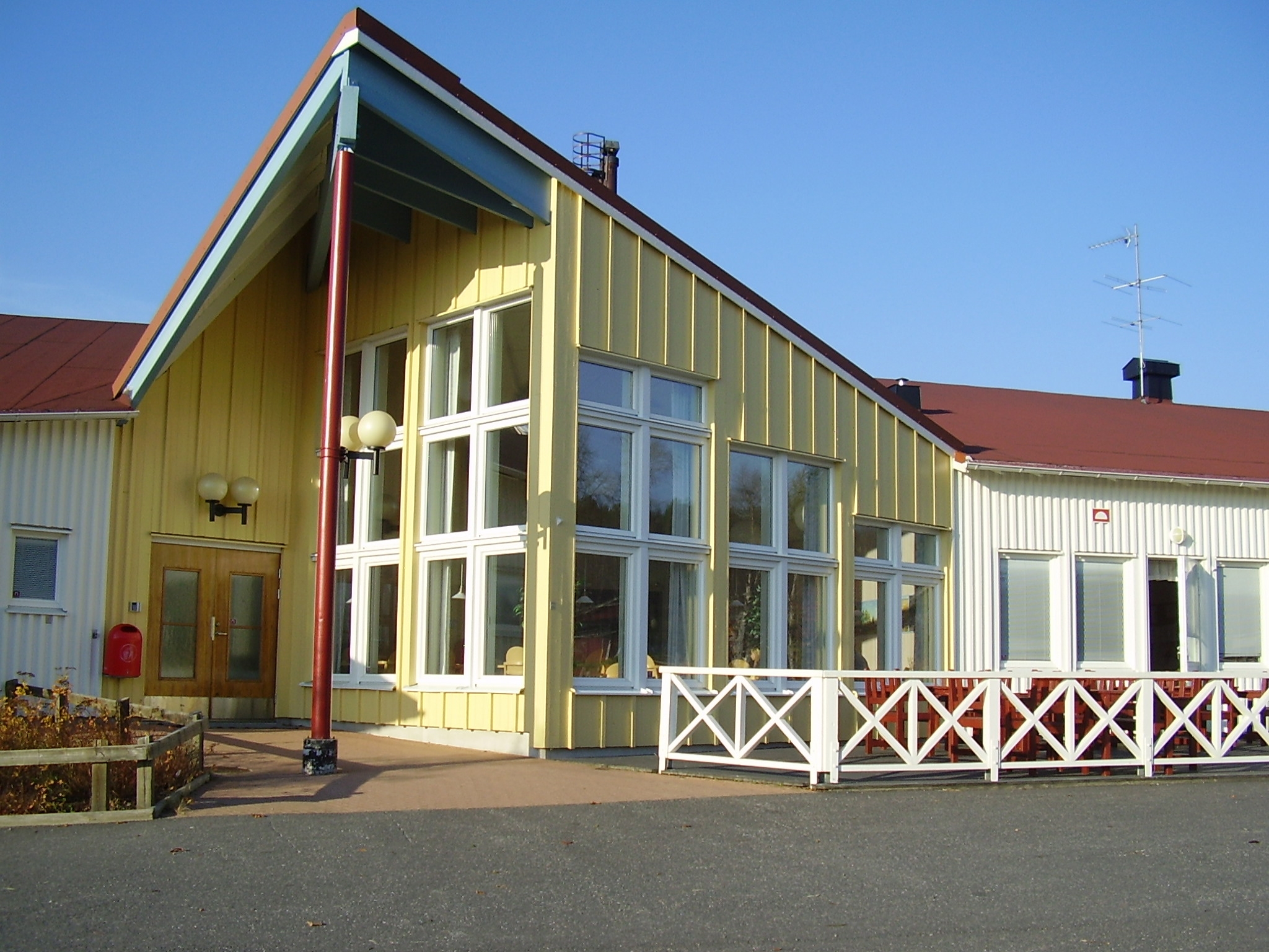 Utomhusbild Alviksskolan, en del av skolans gård
