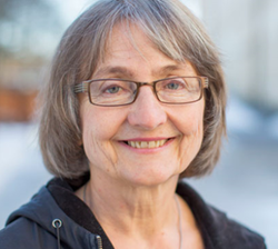 Ansiktsbild på en leende Lena Huss, professor emerita
