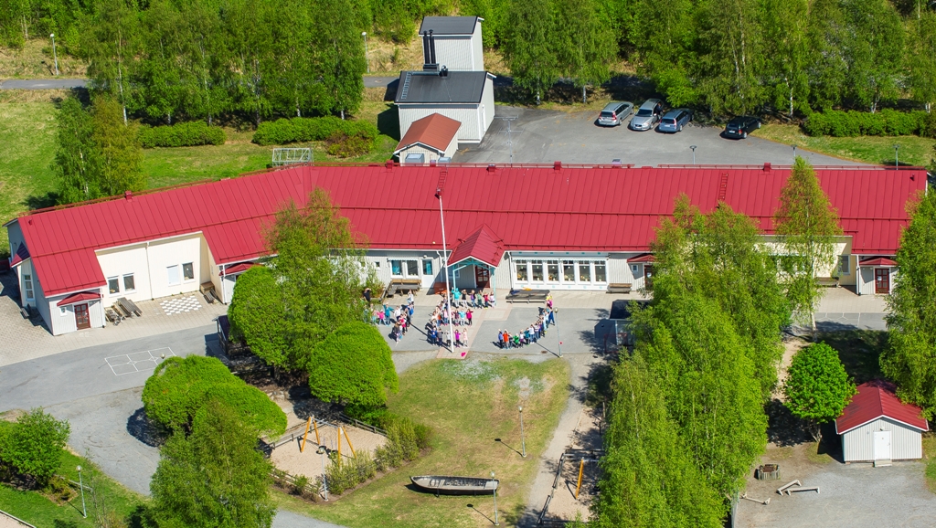 Flygbild över Måttsundsskolan med vy över skolans område