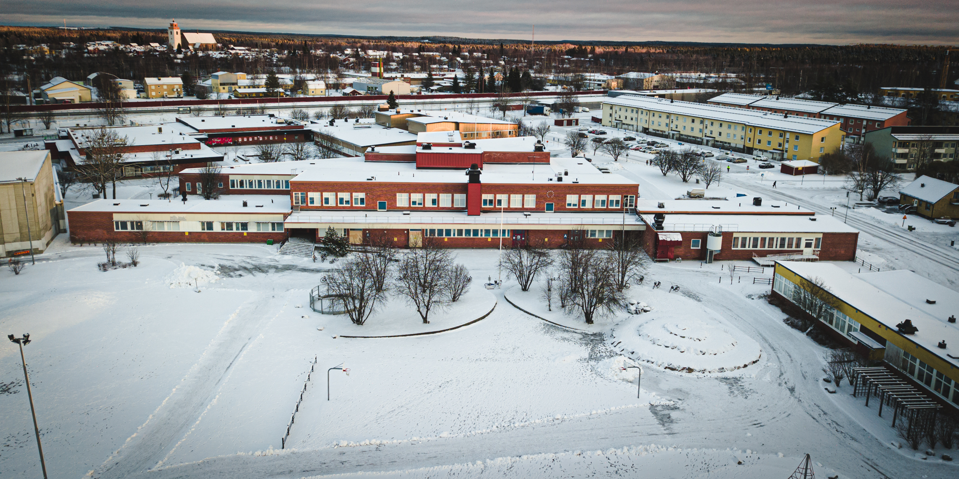 Flygbild över Stadsöskolan med vy över skolområdet