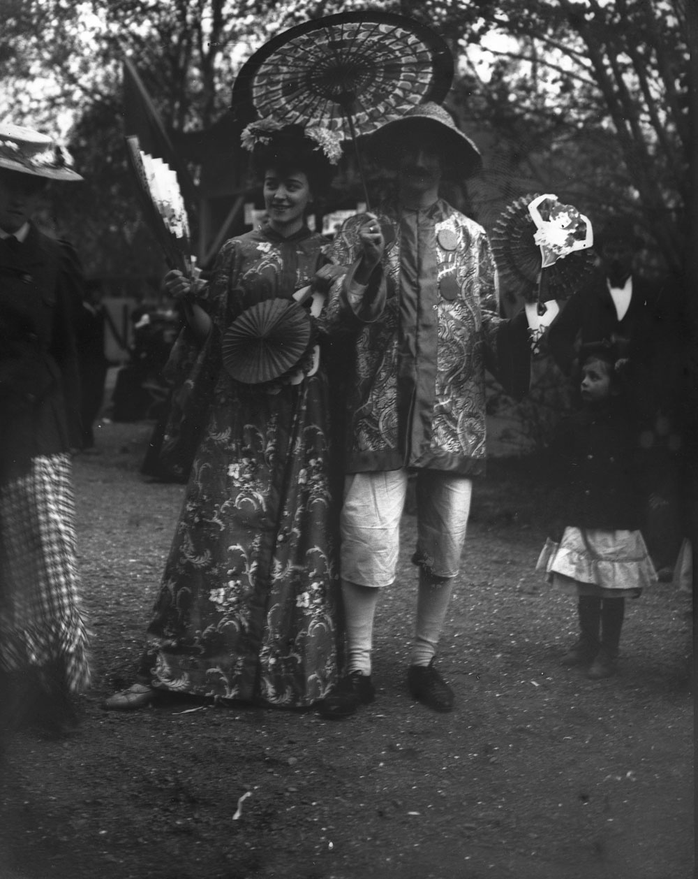 Ung man och kvinna i kläder av japanskt snitt.
