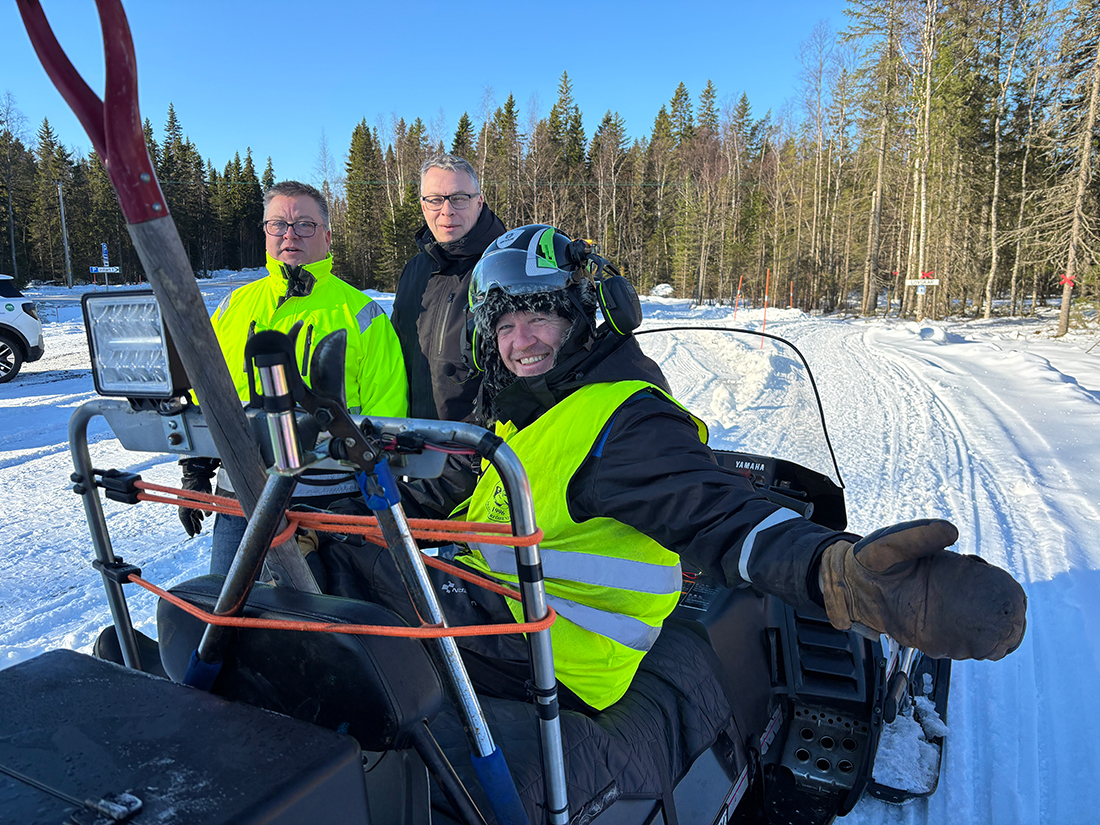 Ordförande i Hertsöns skoterförening var glad när den nya parkeringen öppnades.
