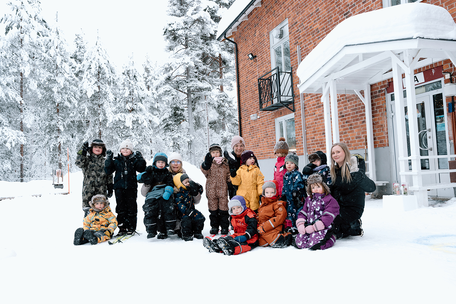 Children and teachers at the preschool at Kvarnå Friskola.