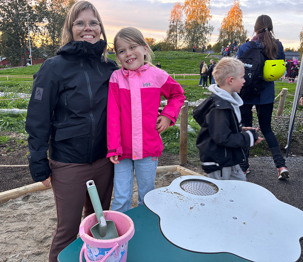 Eva Wuopio och dottern Tilde Sjödin som bor nära lekplatsen tycker det har blivit jättefint i området.