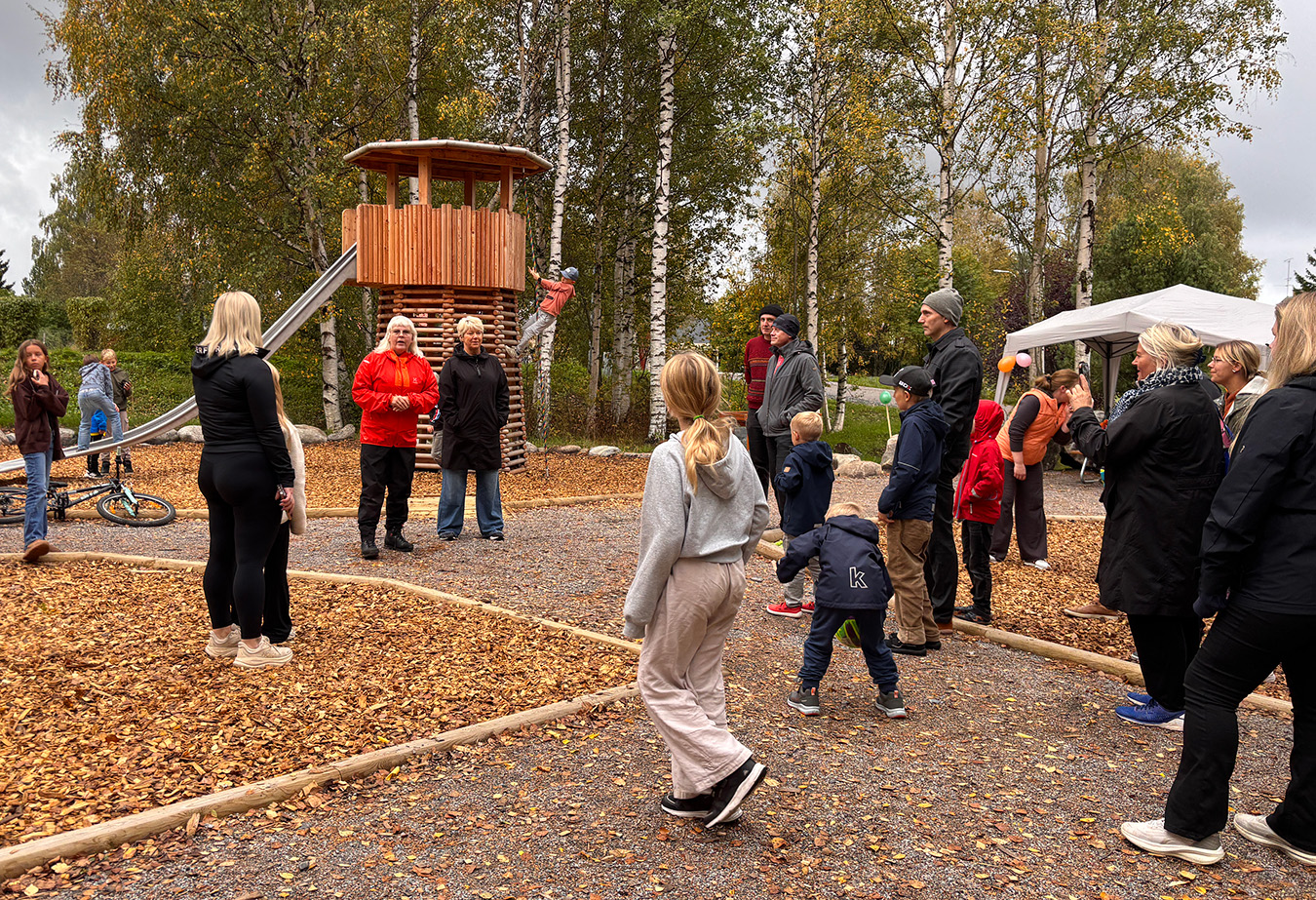 Ulrika Lundberg, i röd anorak, invigningstalade i Bensbyn.
