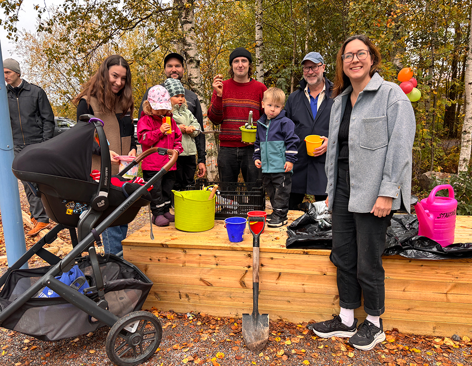 Det blev en riktig familjedag utomhus när lekplatsen i Bensbyn invigdes. Här ses lilla Maja i barnvagnen tillsammans med mamma Linnea Holmström och storasyster Sally. Marcus Simu kom för att leka med dottern Wilma och landskapsarkitekt Alexander Morell delade ut blomsterlökar till besökarna. Håkan Johansson hade koll på barnbarnet Harry Kjellgren under överinseende från mamma Caroline Kjellgren.