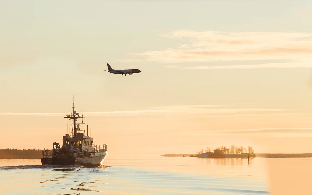 Flygplan som flyger i luften ovanför havet