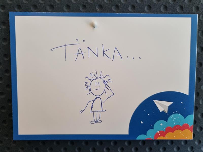 Ett tipskort med en tecknad streckgubbe och texten "Tänka..."