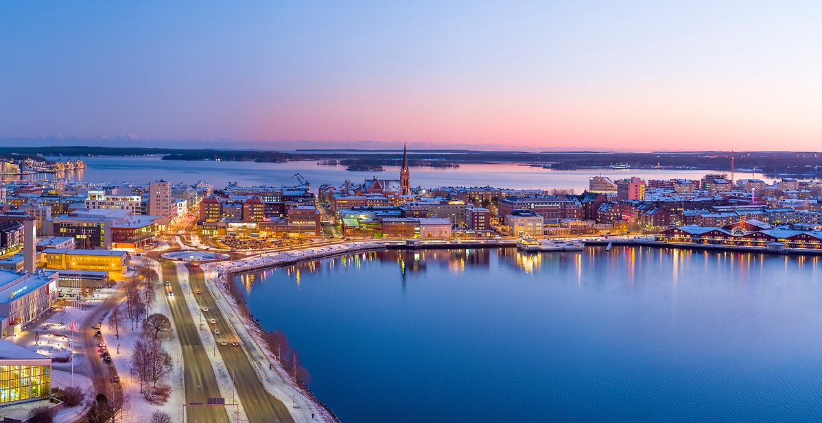 lulea_norra_hamn_kvall_stad_ljus_skargard_vatten_panorama