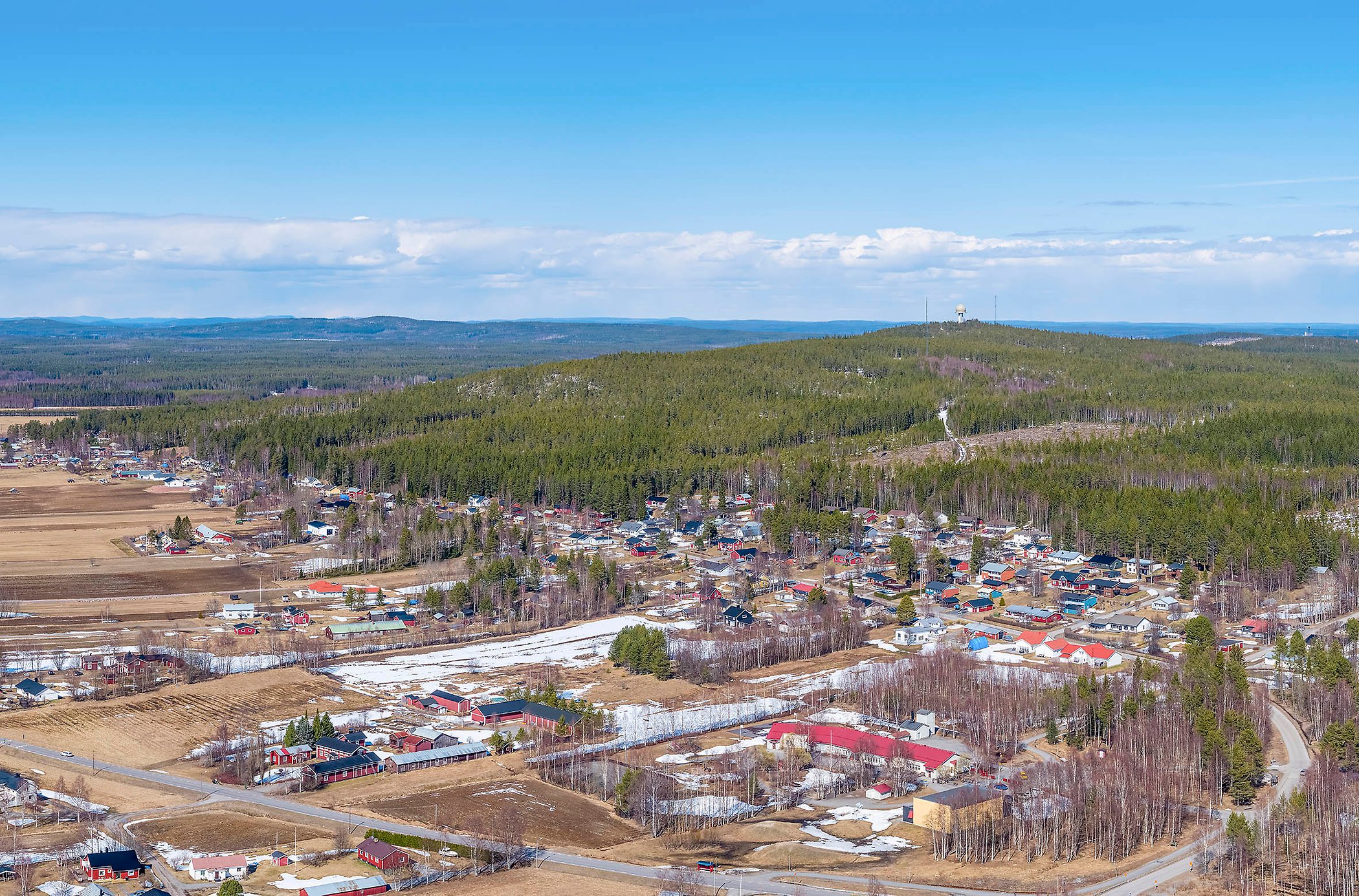 Utsikt över byn Måttsund och Måttsundsbacken söder om Luleå.