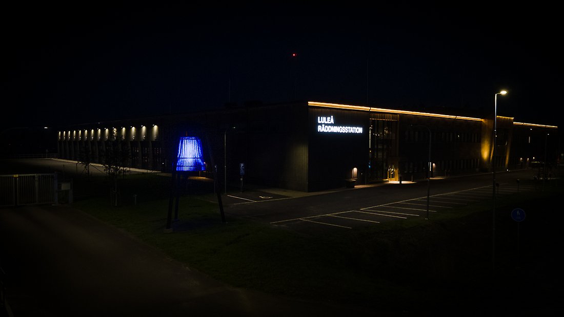Statyn Blåklocka, upplyst i blått på natten