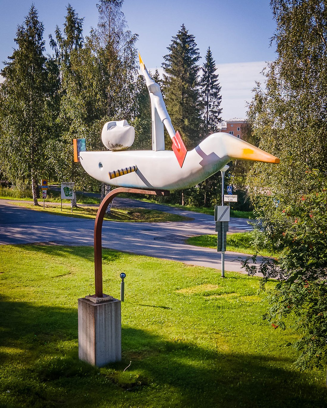 Vy över Fågelfisk som står på en metallställning på en gräsplätt i ett bostadsområde