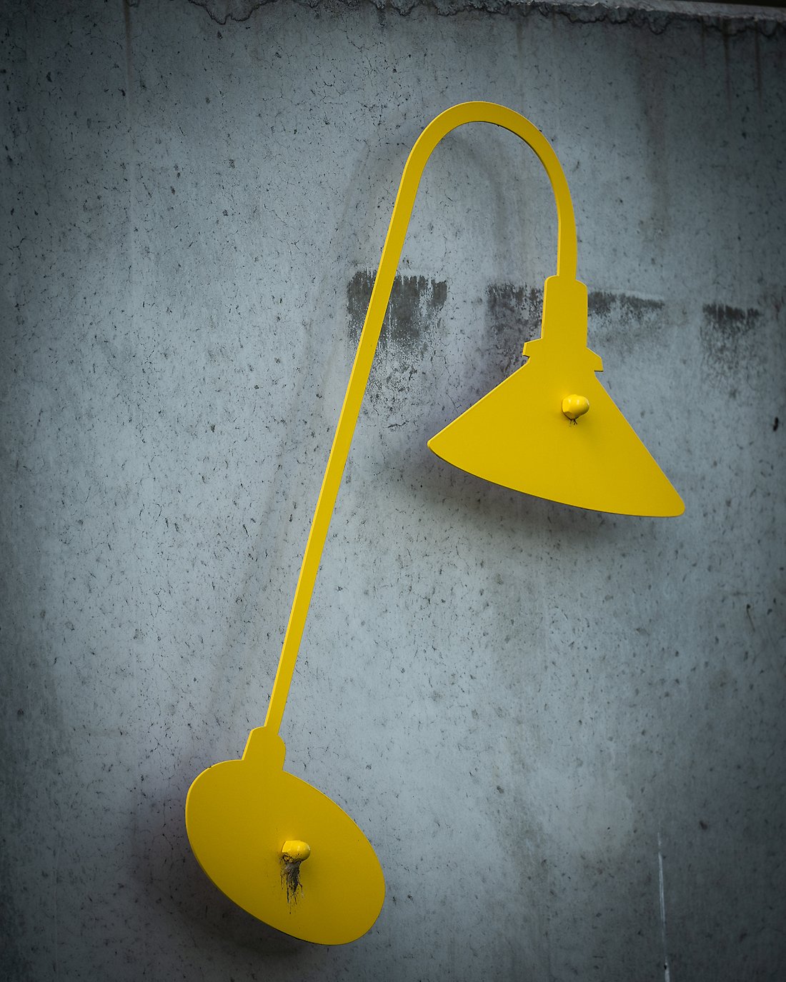 Närbild av en del av Huller om buller, siluetten en lampa i gul plåt