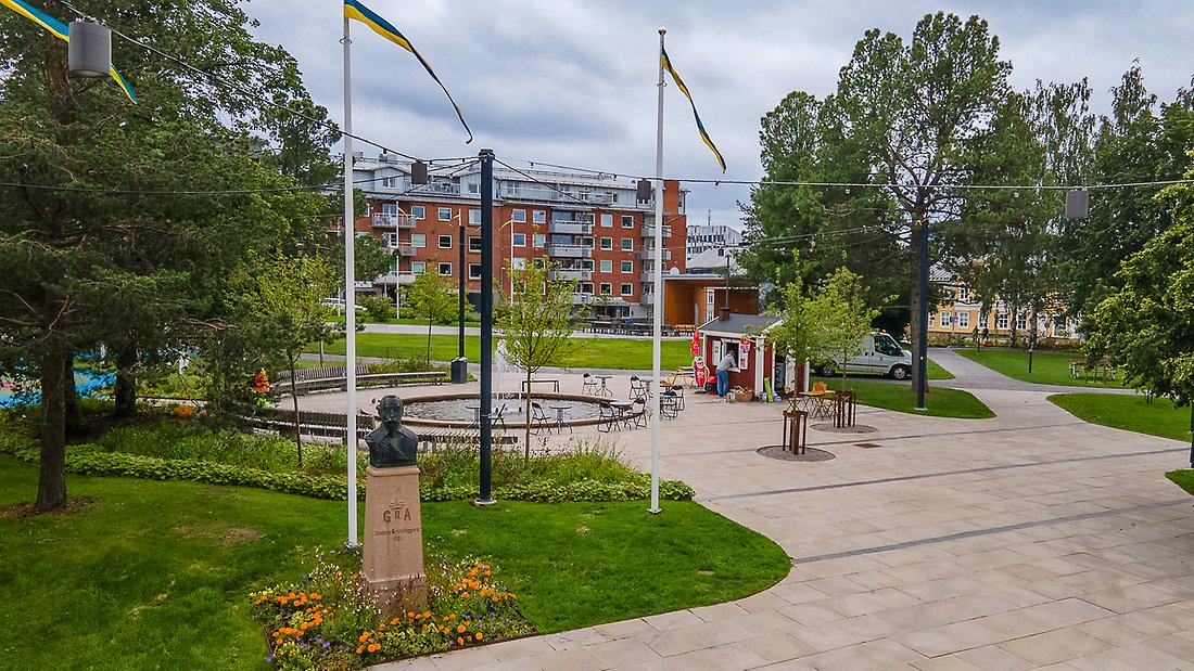 Vy över bysten Gustav II Adolf med omgivande stadspark.