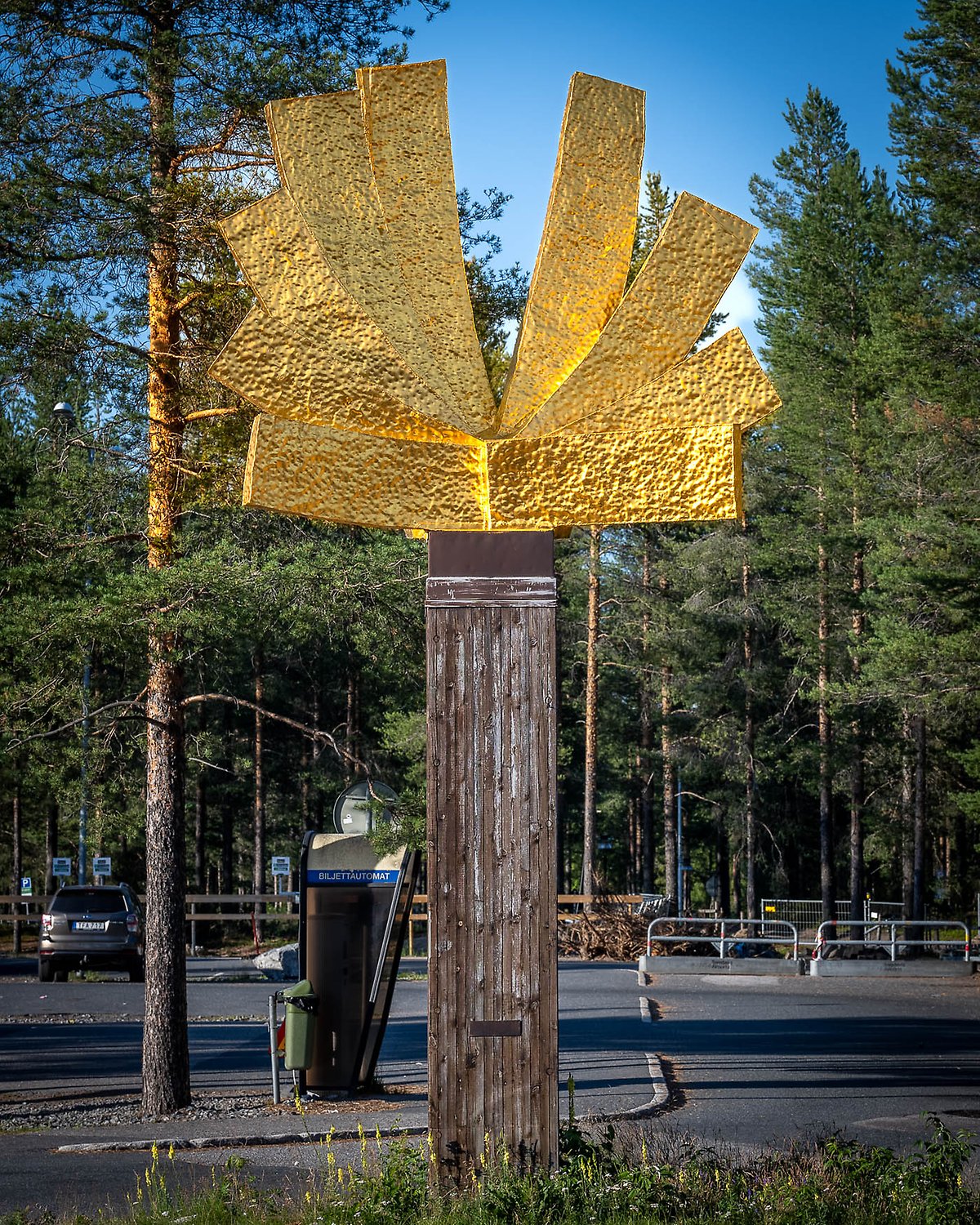 Det förgyllda verket Kallax Gallax sett rakt framifrån.