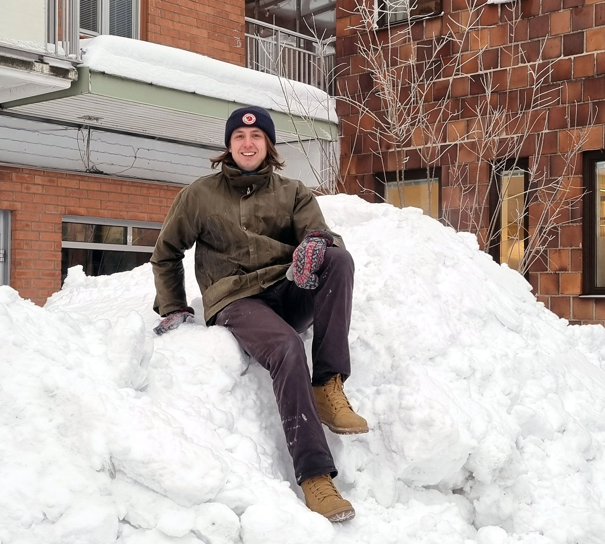 Alexander Morell testar snöhögen som samlats ihop för att inspirera till lek i snön