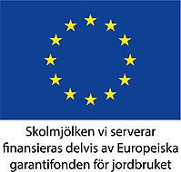 Logotyp EU skolmjölksstöd, Text: Skolmöjlken vi serverar finansieras delvis av Europeiska garantifonden för jordbruket