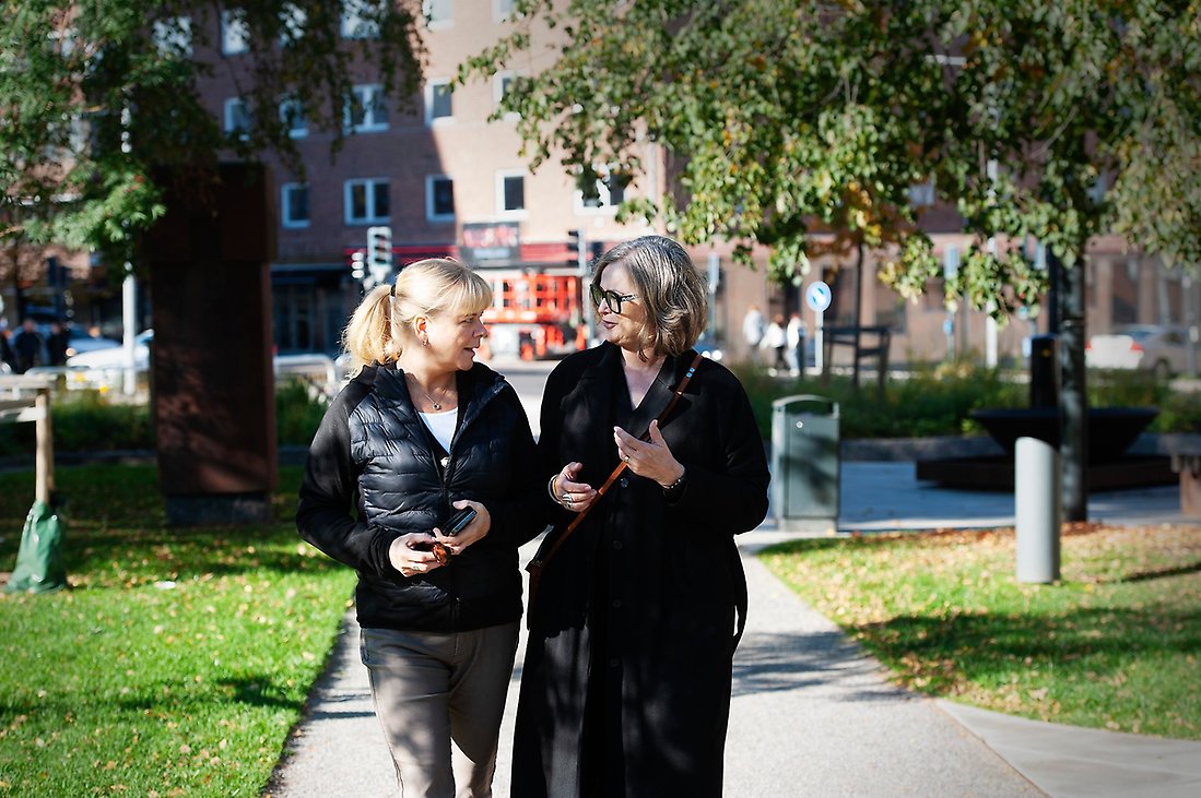En upphandlare från Luleå kommun samtalar med en företagare under en promenad i Stadsparken i Luleå
