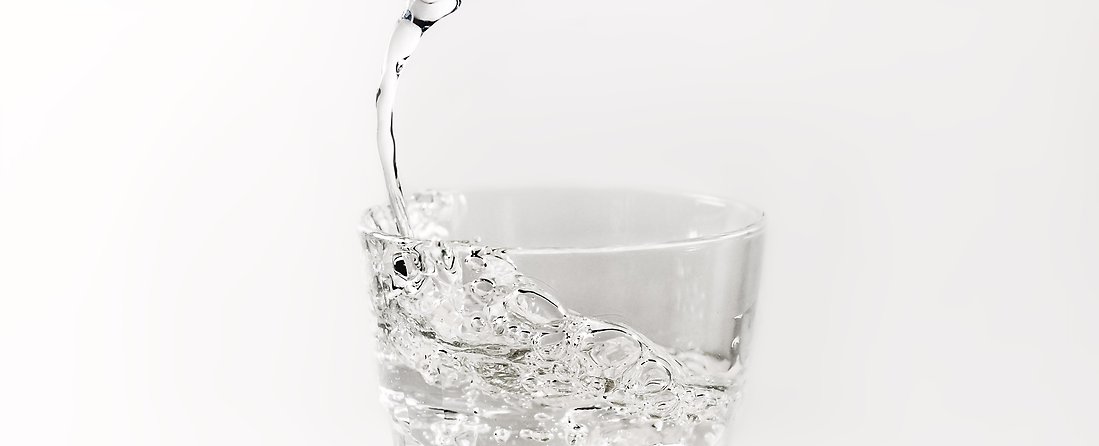 Bild på ett vattenglas som fylls med vatten