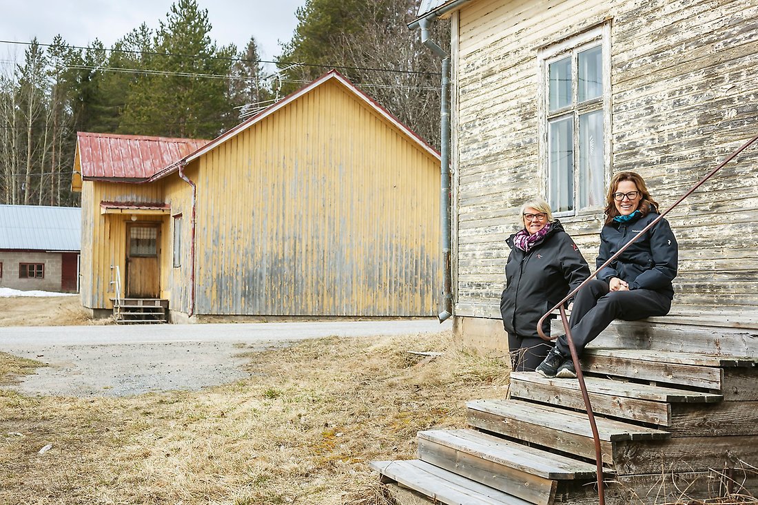Projektledarna Marja-Leena Tallus Johansson och Jenny Engström framför ett av de inventerade husen i Råne älvdal