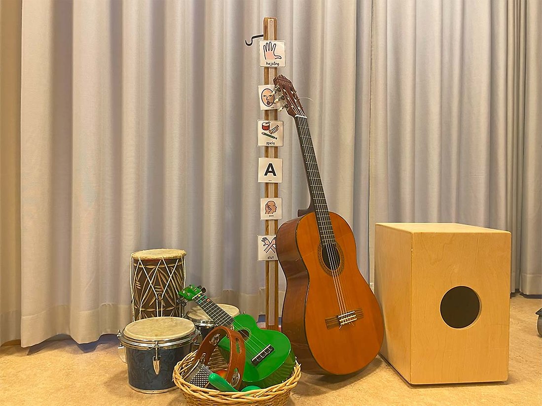 En gitarr, andra musikinstrument och bildstöd