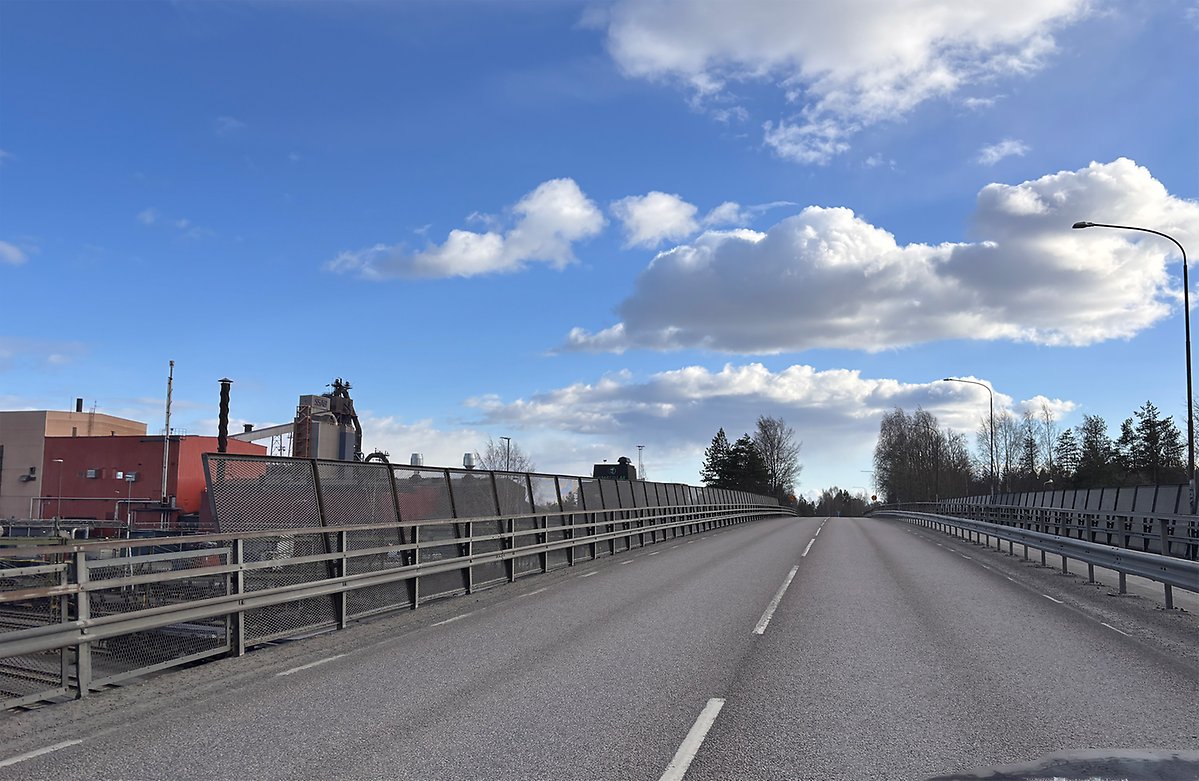 Vi renoverar bron över järnvägsspåren i Svartöstan i sommar.