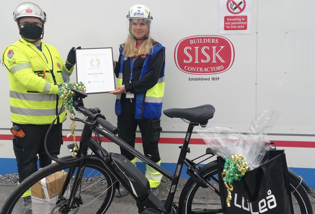 Förra årets vinnare från det irländska byggföretaget John Sisk & Son tar emot pris för Hållbart resande.