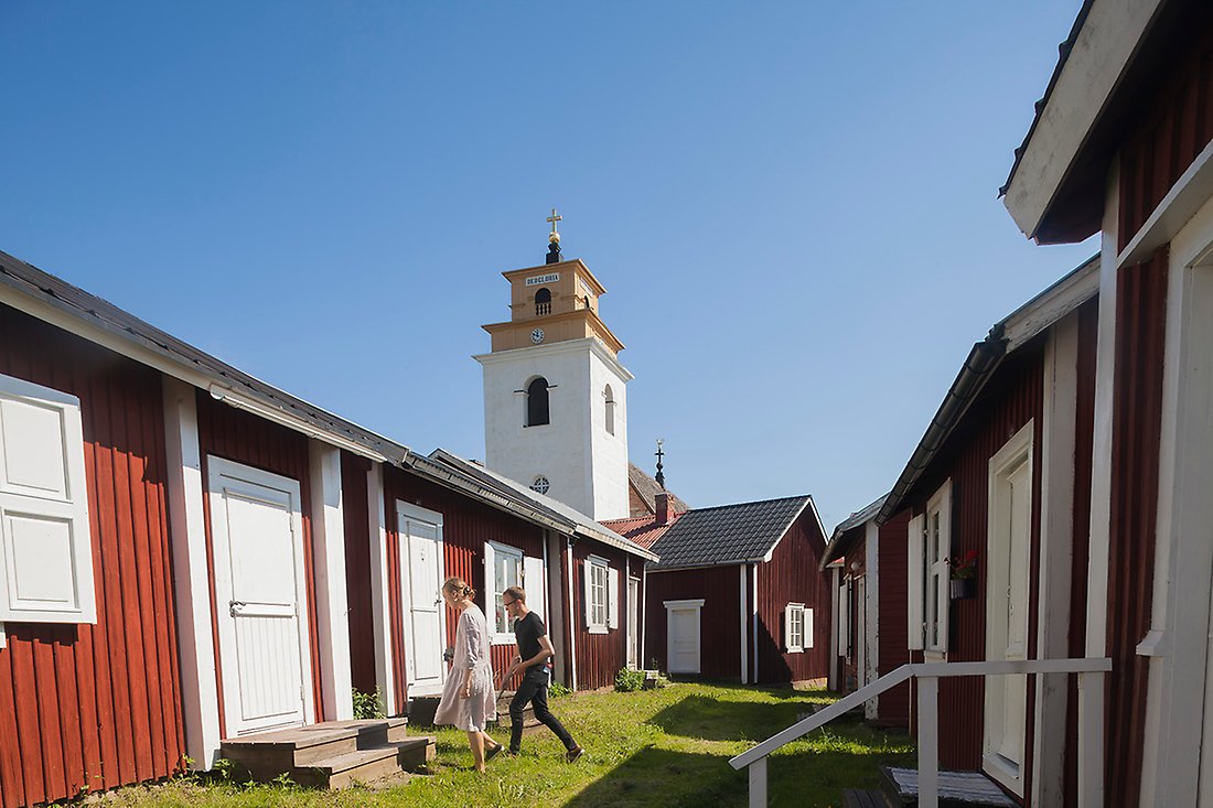 Kyrkstugor i Gammelstads kyrkstad med kyrkan i bakgrunden