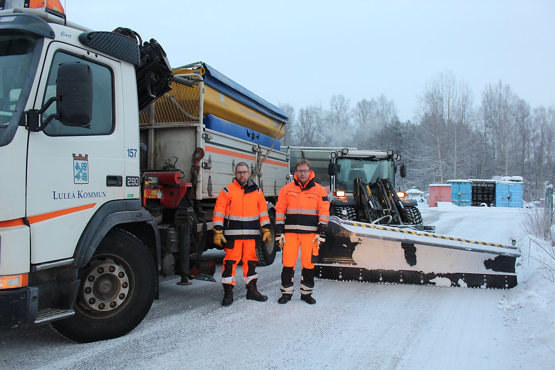Maskinförare Henrik Danielsson och Ted Klockare ingår i teamet som tar hand om Luleås gator under alla årstider.