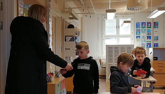 Hanna Forsberg, Luleå Tekniska Universitet delar ut biobiljetter till elever på Ersnässkolan. Hon räcker över biljetten till en elev. 
