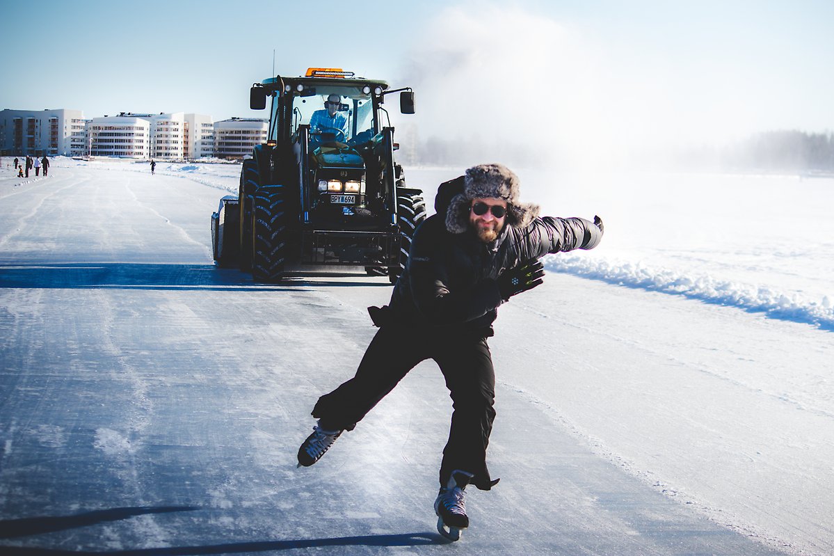 lulea_vinter_brandoskar_is_stugor_sno_tjej_fikar_kasa