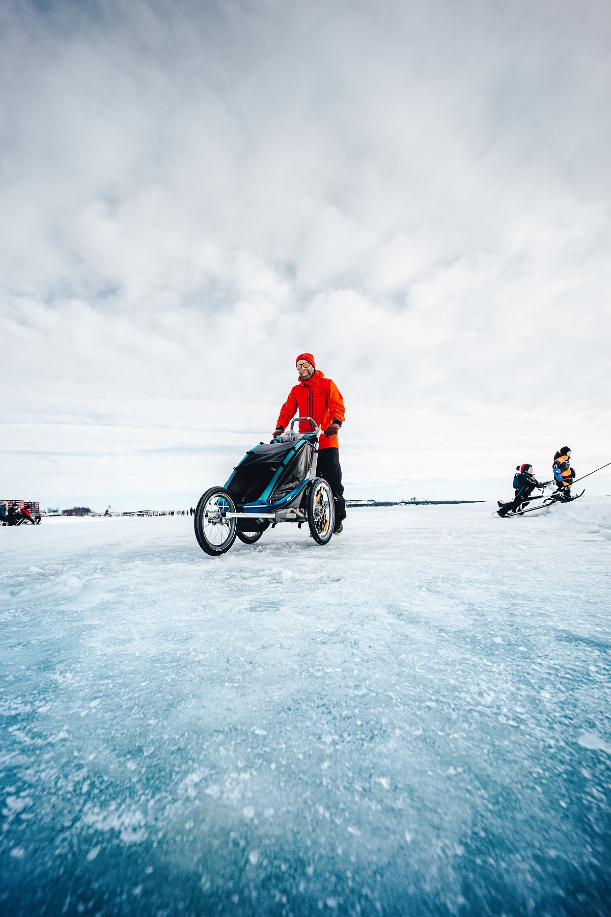 lulea_vinter_isbanan_promenad_barn_manniskor_norra_hamn