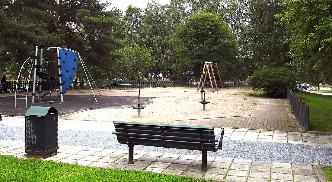 Bild på lekplatsen på Floras kulle med bland annat klätterställning och gungor