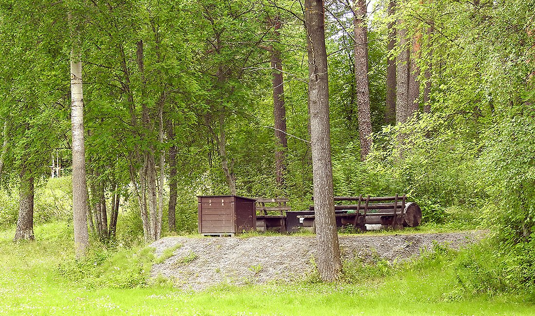 I skogsbrynet finns en grillplats med bänkar och bort för utflykten.